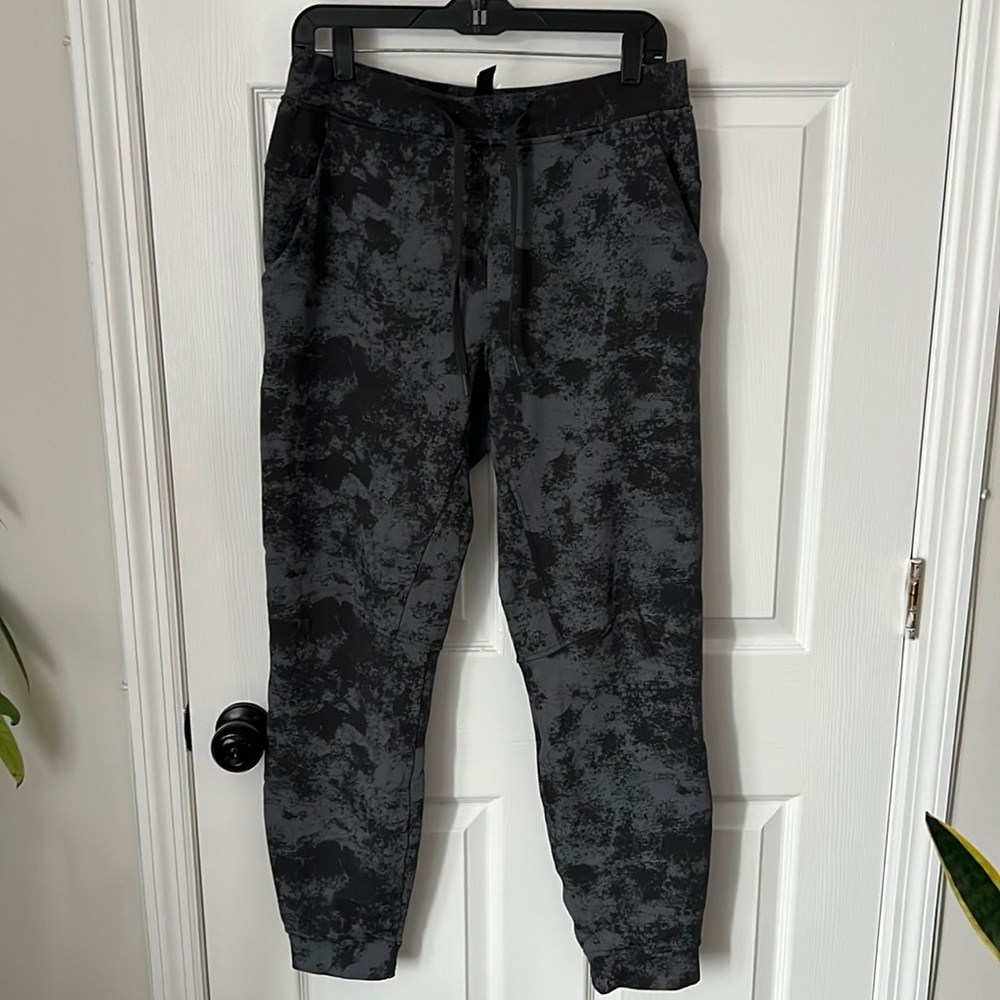 Like new Lululemon joggers size M